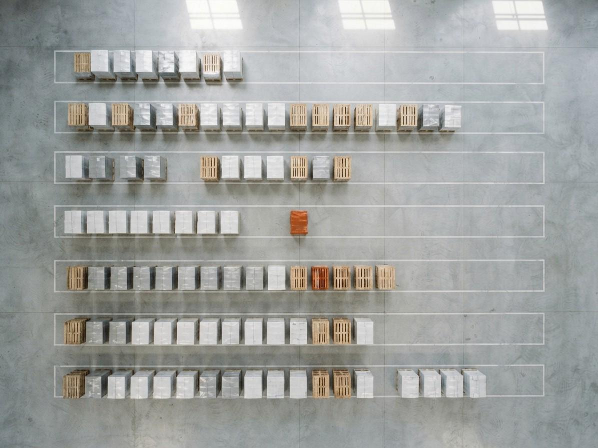 Paletten von oben, angeordnet wie ein Planungsraster; eine Palette ist orange verpackt.